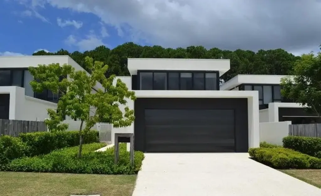 Modern Three Bedroom House In Sanctuary Cove