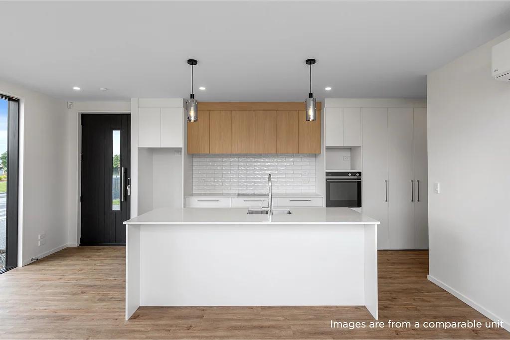 Lincoln 2Zimmer Sun-Soaked Duplex Living Ready in June