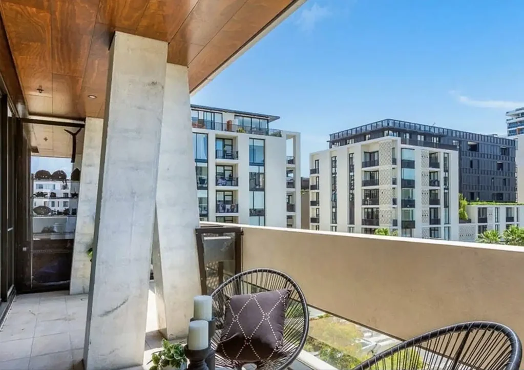 Waterloo 2 Bedroom Chic Two-Bedroom Apartment: Tranquil North facing Living with park views