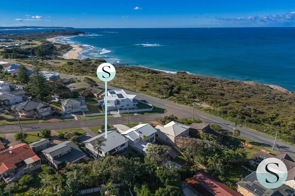 Caves Beach 5房  Just 3 Homes Between You & the Sea, Location+, Elevated Coastal Living, Views Front to Back, From Inside & Out, Renovated with Dual Living Potential!