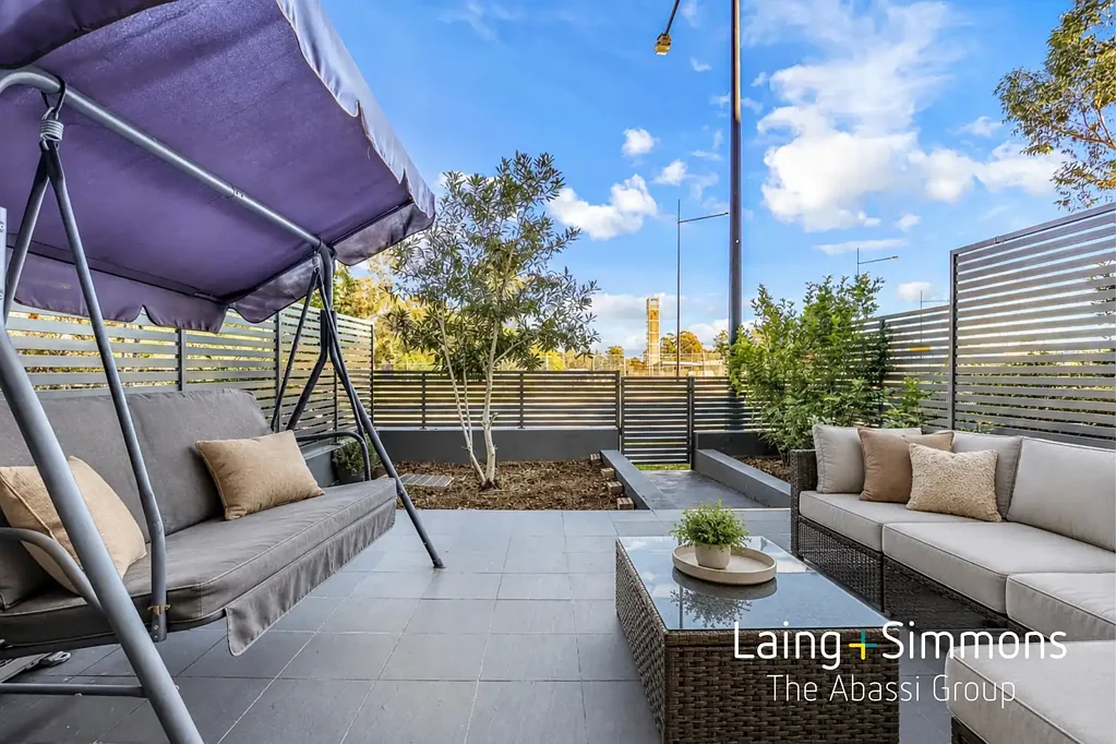 Ropes Crossing 3房 Ropes Crossing 中心地带的双层生活 Dual Level Living in the Heart of Ropes Crossing