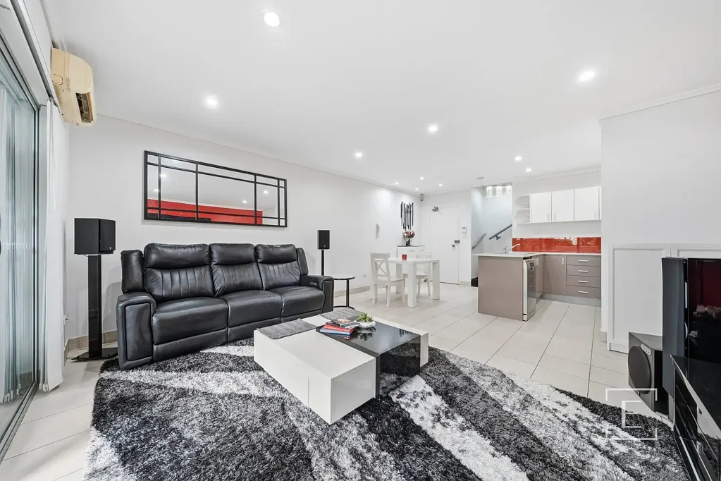 Homebush West 2房 智能实用设计 开放式布局 主卧带套间浴 宽敞阳台 便利交通设施 靠近市场学校 Dual Level Apartment