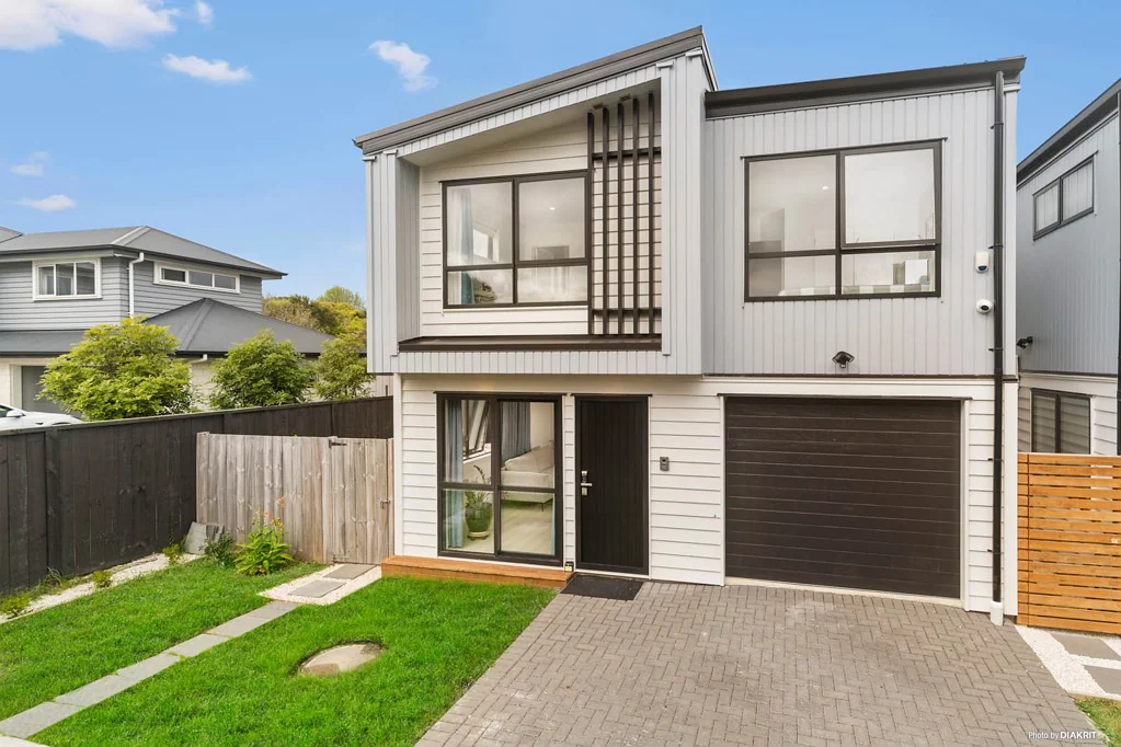 New Lynn 4房 低维护家园，开启人生新篇章！近购物中心/交通枢纽，兼具安心与便利！ Welcome Home - Your Next Chapter Begins here