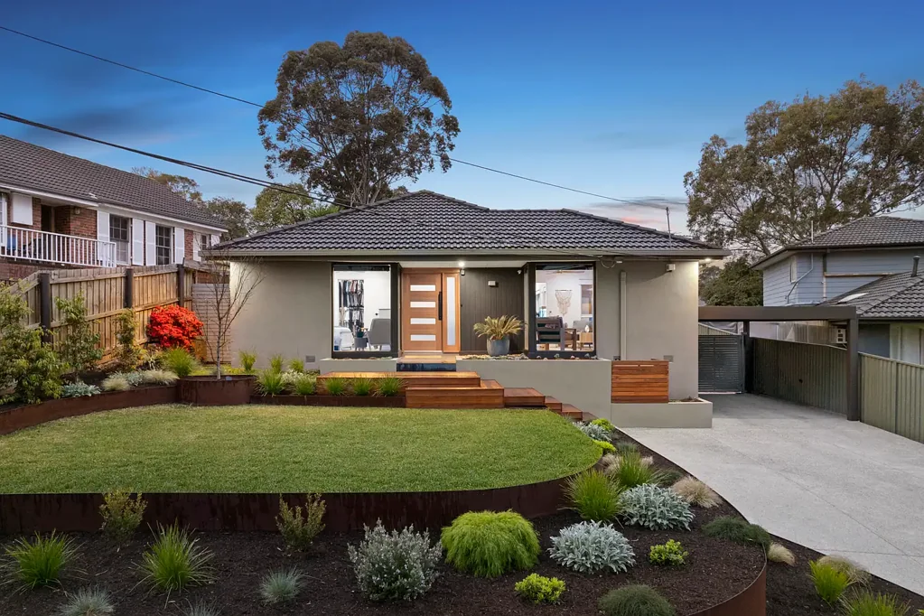 Ferntree Gully 3房 现代升级住宅 723㎡宽敞地块 主卧带WIR豪华套间 Bosch Miele高端电器 开放式厨餐起居 时尚带顶甲板 4车位车库 全屋地暖空调 Luxury Family Living with Space to Entertain