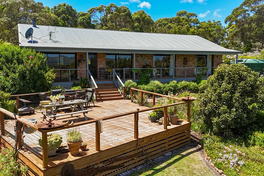 Lady Barron 3 Bedroom Immaculate Home Amidst Tranquil Garden Oasis.