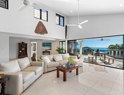1 & 2/22 Coral Esplanade, Cannonvale, QLD 4802, 12房, 6浴, House