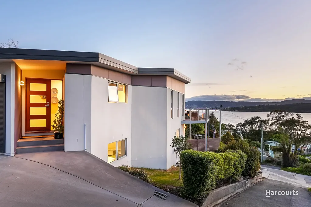 128A Derwent Avenue, Lindisfarne, TAS 7015