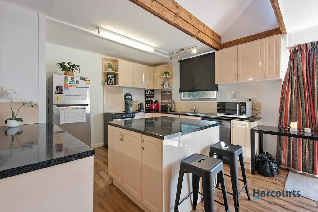 Queenstown 4 Bedroom Comfort, Convenience & Opportunity in One Package!