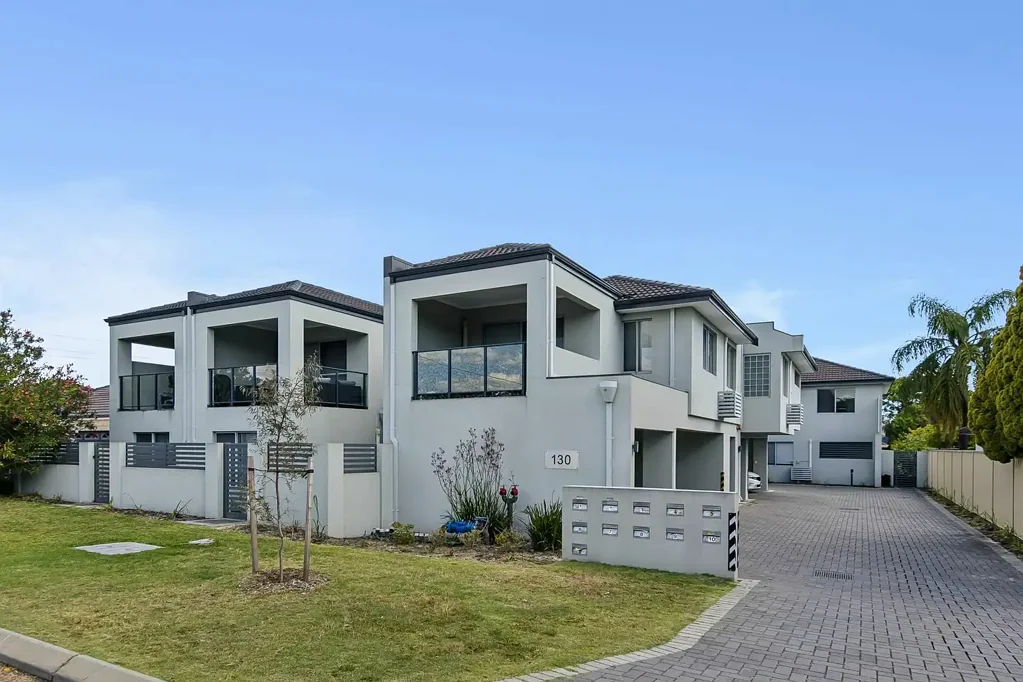 Cloverdale 2房  Top Floor with No Common Walls!