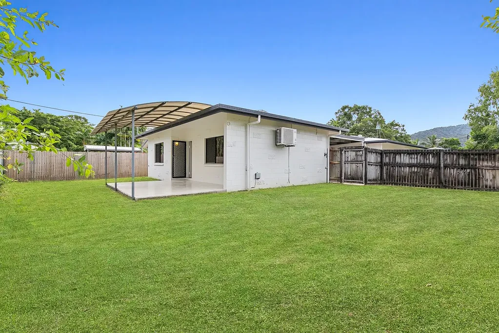 Whitfield 4房  Rare Dual Duplex Investment with Potential for Triplex