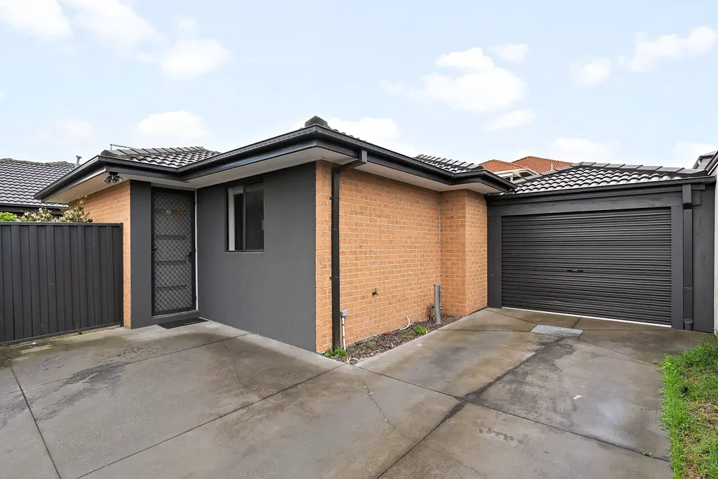 Fawkner 3房 私人单层别墅 现代厨房设备 采光极佳 室内外无缝衔接 步行可达车站 Single-Level Convenience in a Central Pocket