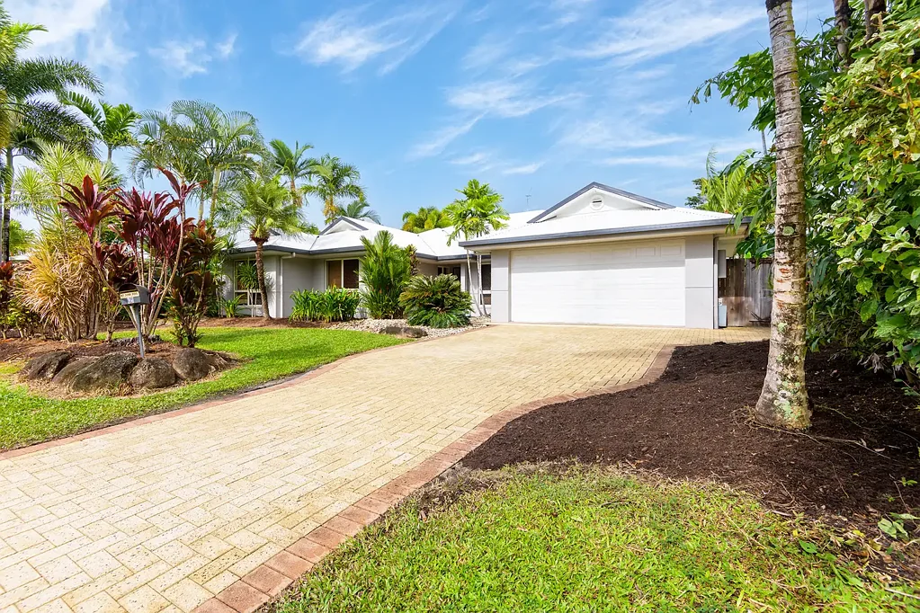 4 Bedroom : Unfurnished: Pool