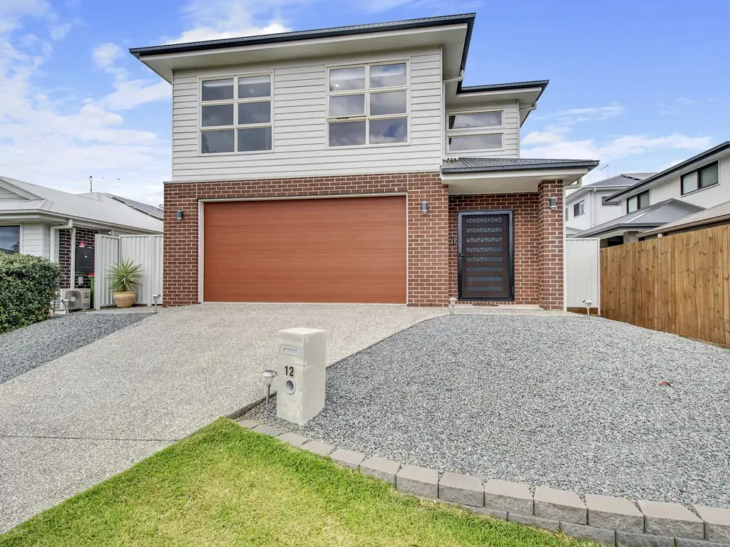 Fantastic Modern 4 Bedroom Home in Hillcrest!