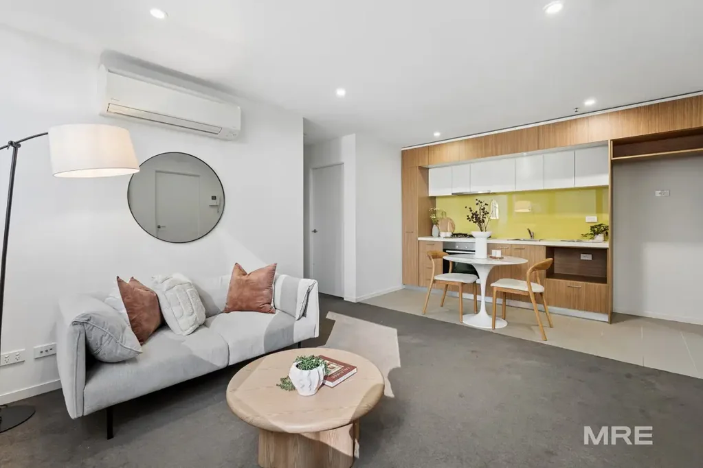 Melbourne 2房 CBD核心地 1108/8 Sutherland St 开放式设计 地板到天花板窗 壮观都市景观 现代厨房 优质电器 邻近女王市场 咖啡馆餐厅 Skyline views, city pulse, effortless living