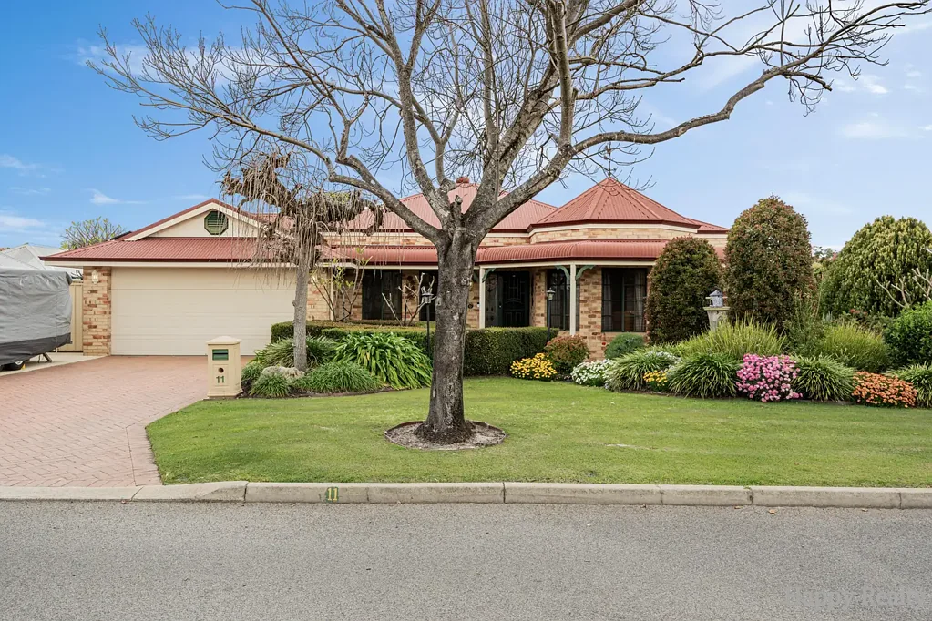 Canning Vale 4房  Spacious Family Living with Jacuzzi, Solar Panels & Multiple Living Areas