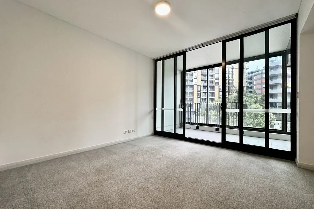 Spacious 1 Bedroom Apartment at REGATTA!!