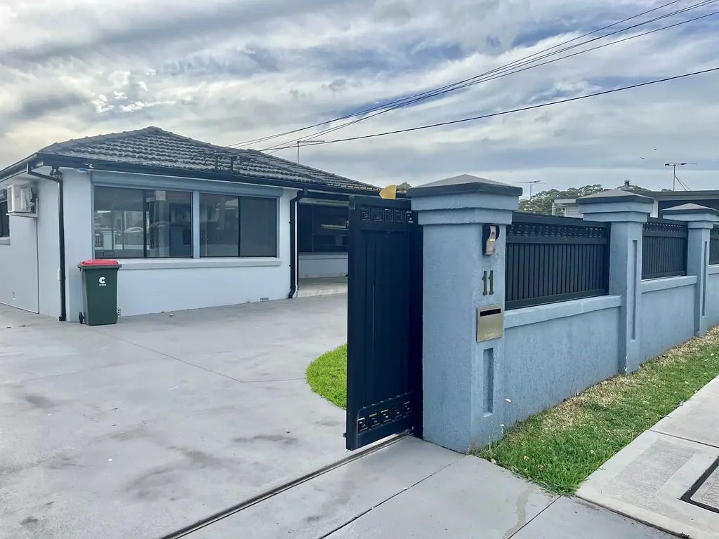 A FANTASTIC HOME BEHIND ELECTRIC GATES