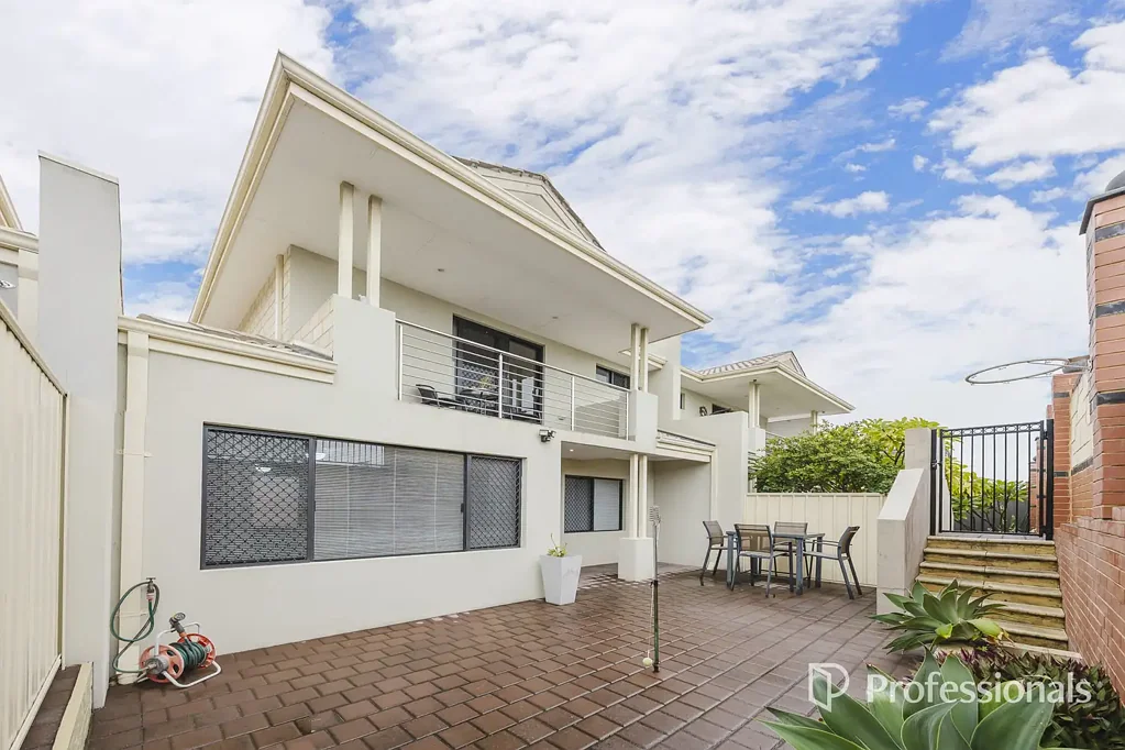 Madeley 4ห้องนอน EFFORTLESS LIVING ACROSS TWO LEVELS