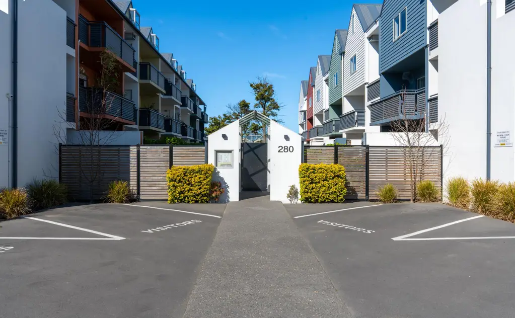 Christchurch Central 1 Bedroom North Facing Courtyard Apartment (Pool & gym)