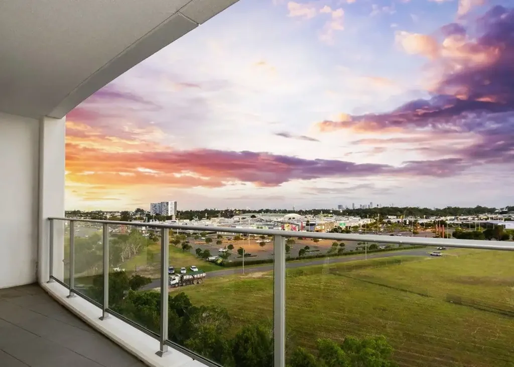 MODERN THREE BEDROOM APARTMENT WITH STUNNING VIEWS!