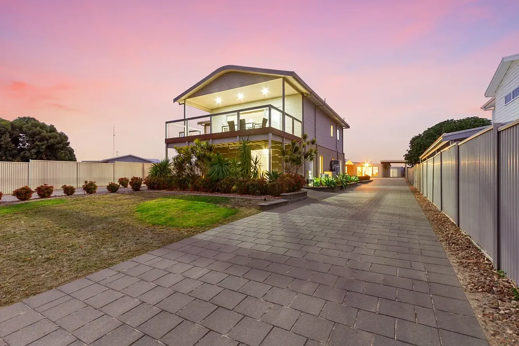 Moonta Bay 7Moenga Two Homes, One Title - Coastal Luxury and Shack Charm
