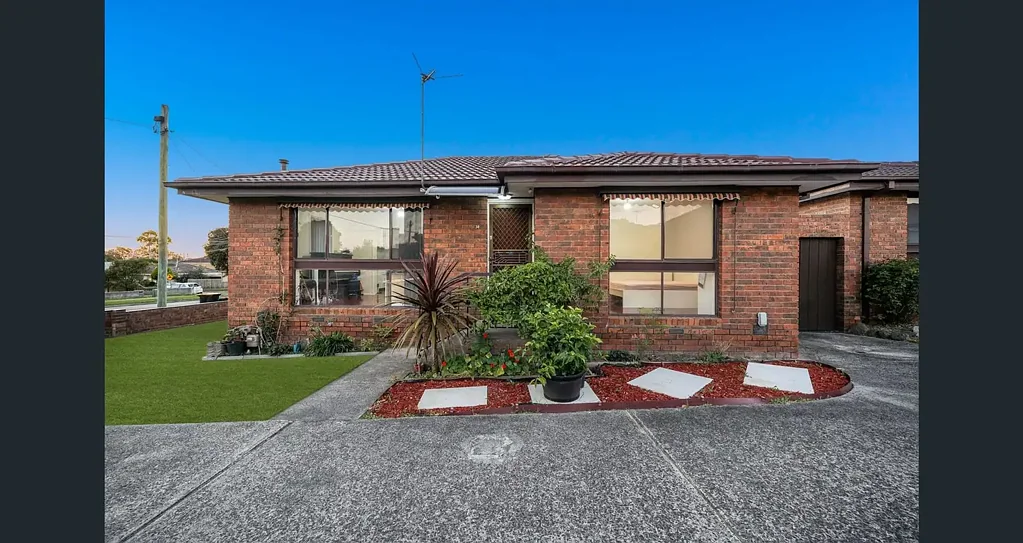 Noble Park 2房 学区房便利  步行名校  医院近邻  公交地铁便捷  砖面车库  精修木地板  地暖NBN  现代厨卫  宽敞卧房 The Brief: Traditional style unit with updated interior