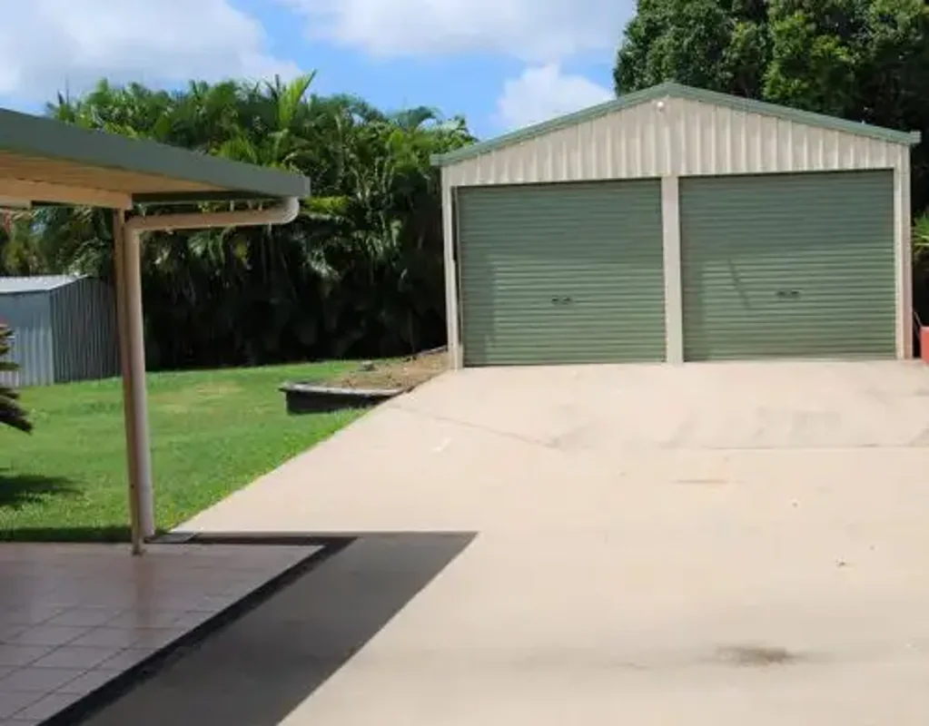 LARGE SHED WITH 5 BEDROOM HOME IN ANDERGROVE