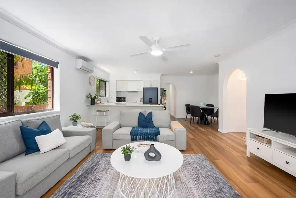 Fully Furnished, HUGE Balcony, Moments from the Broadbeach Precint