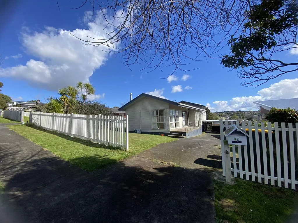东区Pakuranga Heights-4房-整租,位置便利，前后院独立，双车棚多车位，大家庭的理想选择。每周租金 690 元。
