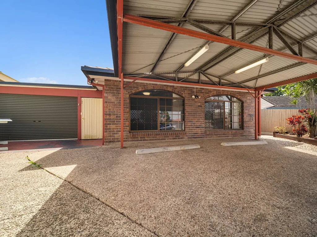 Crestmead 4Zimmer Spacious 695m² Block with Pool, Shed & Side Access!