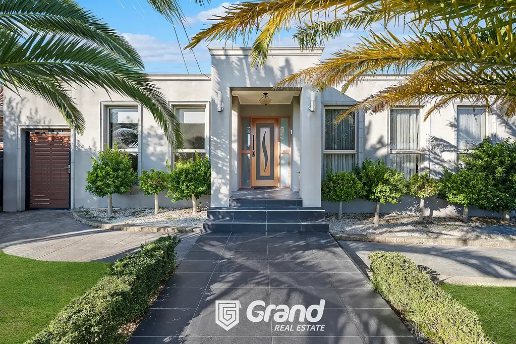 BEAUTIFUL 4 BEDROOM HOME IN DANDENONG NORTH!