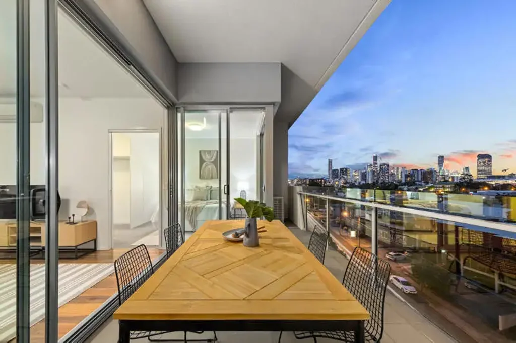 Unfurnished Top Floor Modern Apartment - STUNNING CITY VIEWS