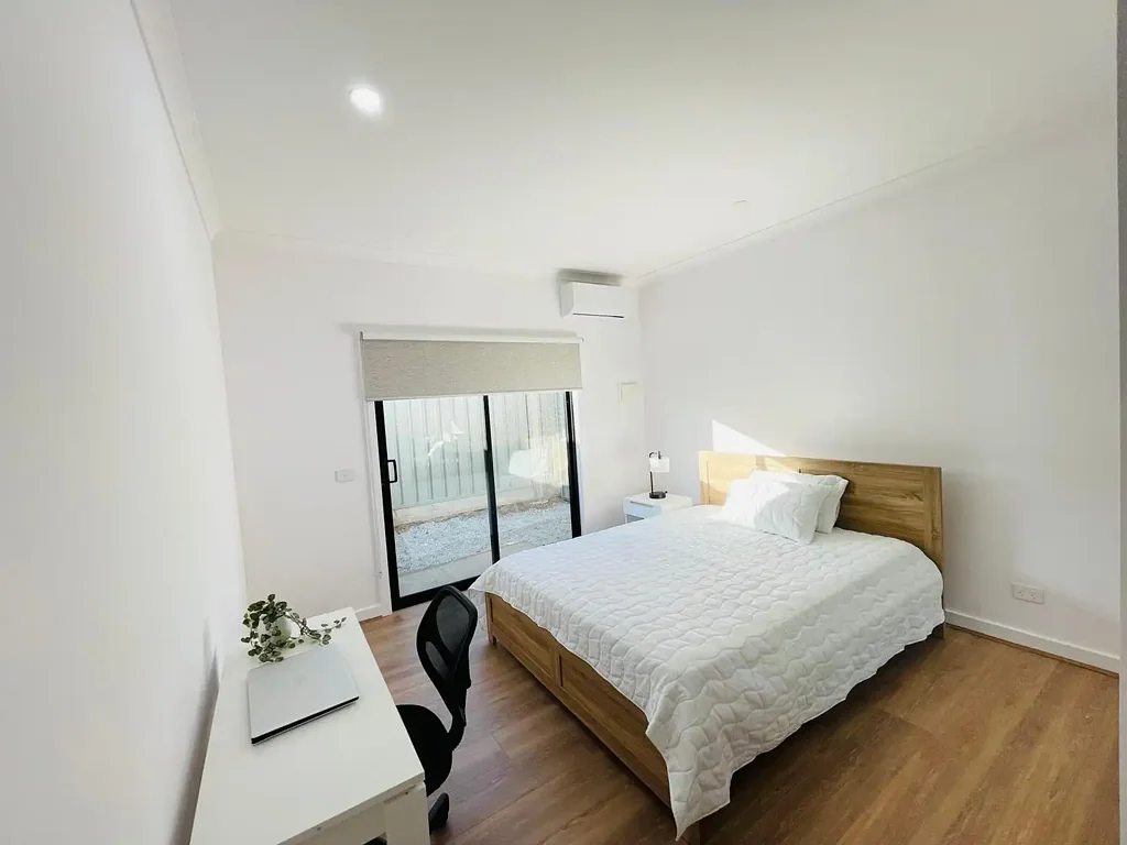 $350/week - Private Ensuite Room with Courtyard