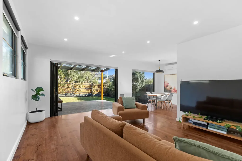 Frankston South 3房  Nest Or Invest In FHSZ! 3 Bedroom Home On Cottage Block