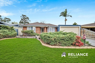 Werribee 3Moenga Family Comfort, Endless Parking & Court Location!!!
