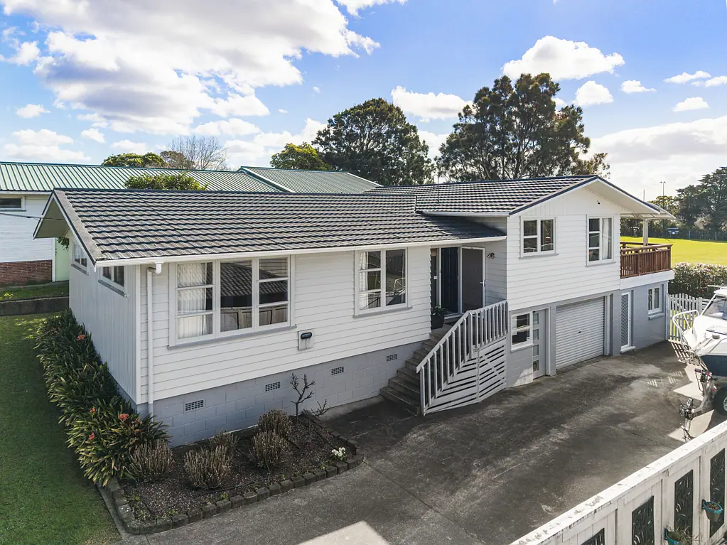 Blockhouse Bay 3部屋 #TheBigEvent - Loved . . . and Now Listed!