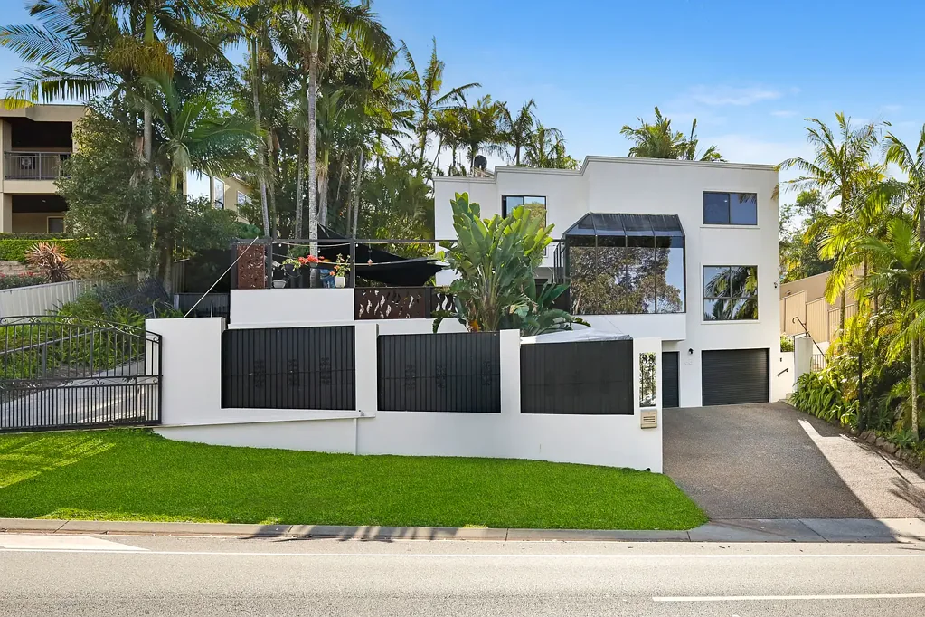 Carrara 4房  Quality, Style & Spectacular Skyline Views – Exceptional Dual Living Home