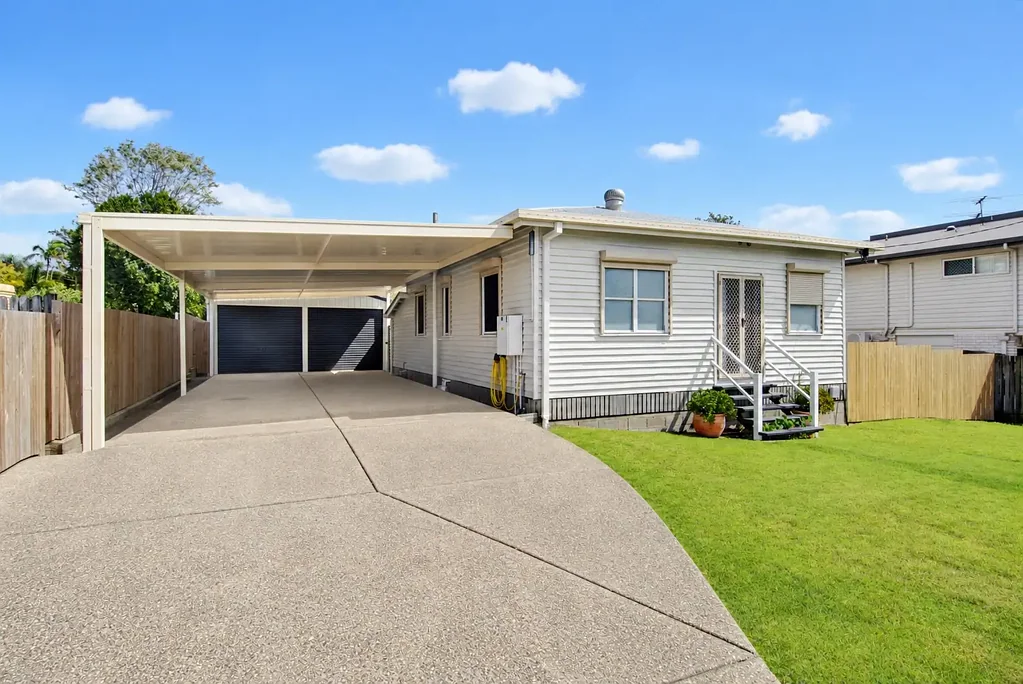 Beenleigh 2Kwarto Restored Character Home, Serious Shed Space & 809m² Development Potential