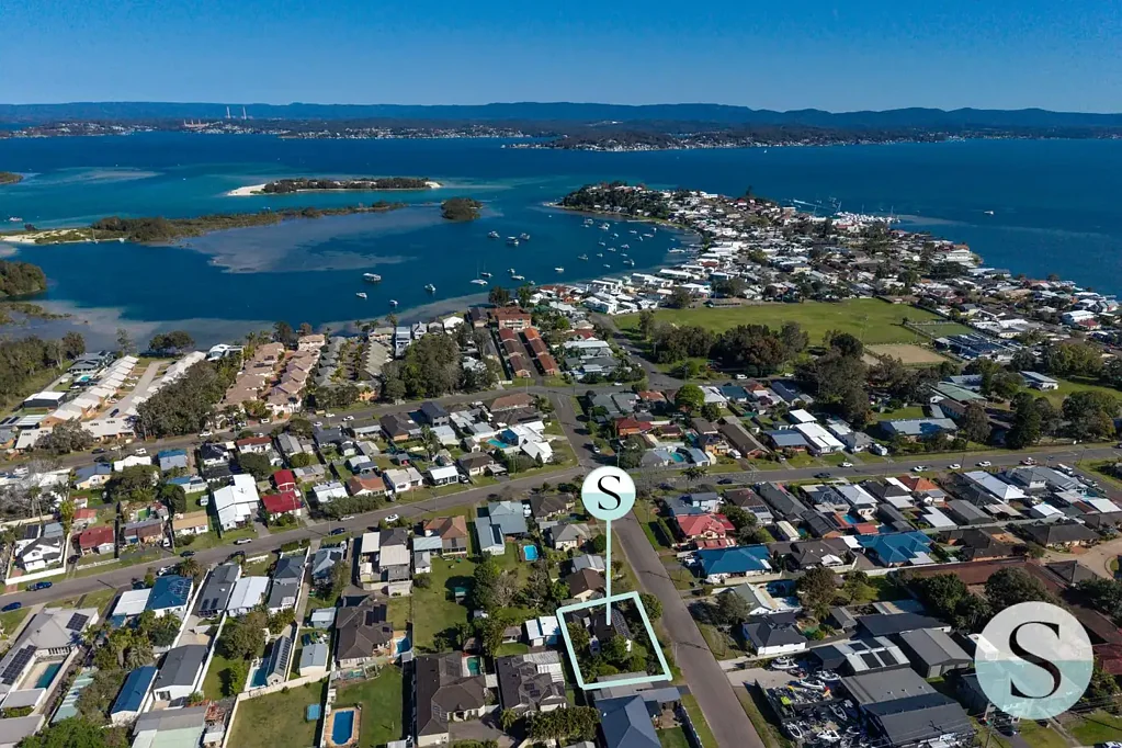 Marks Point 4房  Lifestyle Location Special, Large Frontage & Big Flat Block, Single Level Home, Set Between Lake & The Beach, Versitle Uplift Options!