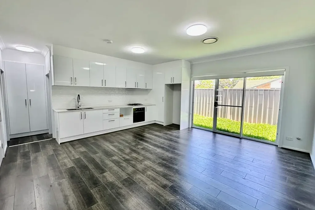 Near New 3 Bedroom home with Ducted Air Con, Gas cooking and Garage!