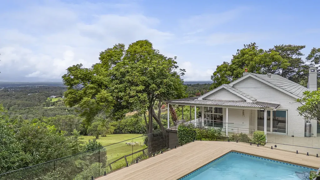 Kurrajong 4 Slaapkamer Panoramic views with a mid-century modern home and equestrian facilities
