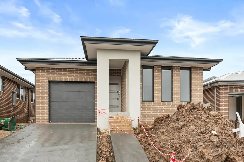 Modern Home - Walking distance to Calderwood Village