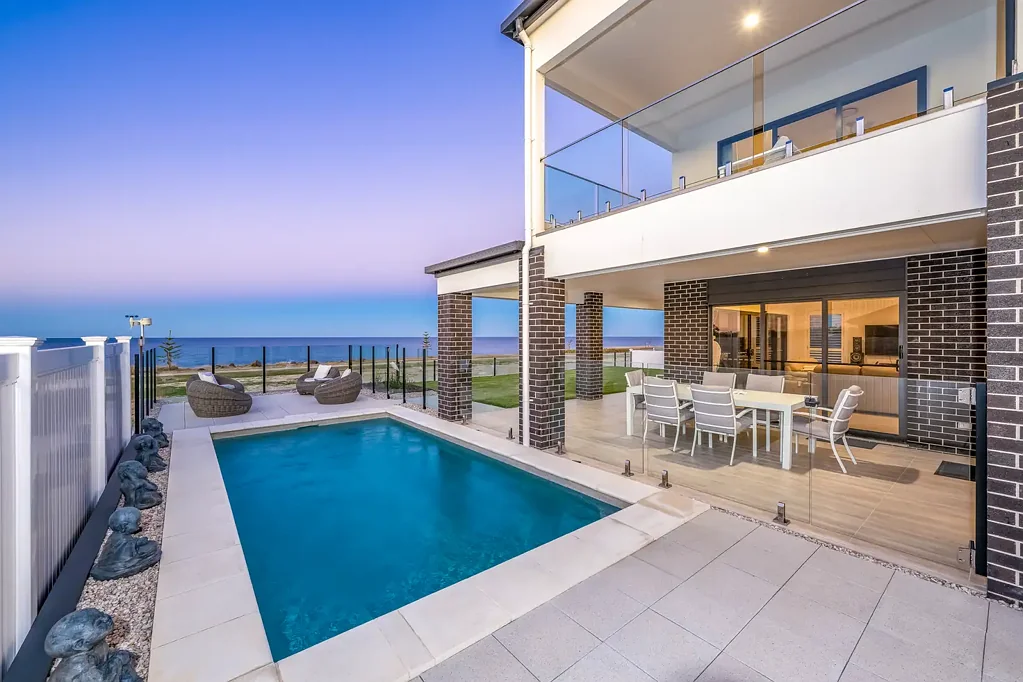 Elliott Heads 4 Bedroom Oceanfront Elegance - 34 Sea Esplanade, Elliott Heads