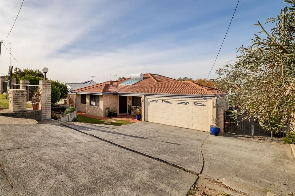 Australind 4침실 Feature-Packed Family Home with Ultimate Entertainer’s Backyard