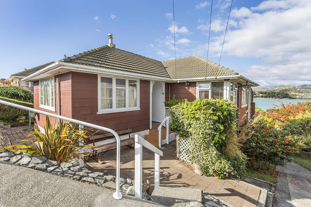 Titahi Bay 3 Slaapkamer Big Section, Harbour Views & Future Potential