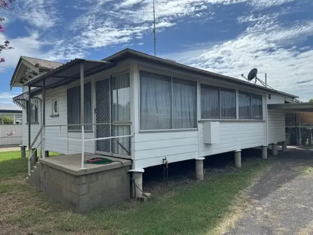 Goondiwindi 2 Bedroom Talk about POSITION, POSITION, POSITION. HERE IT IS!