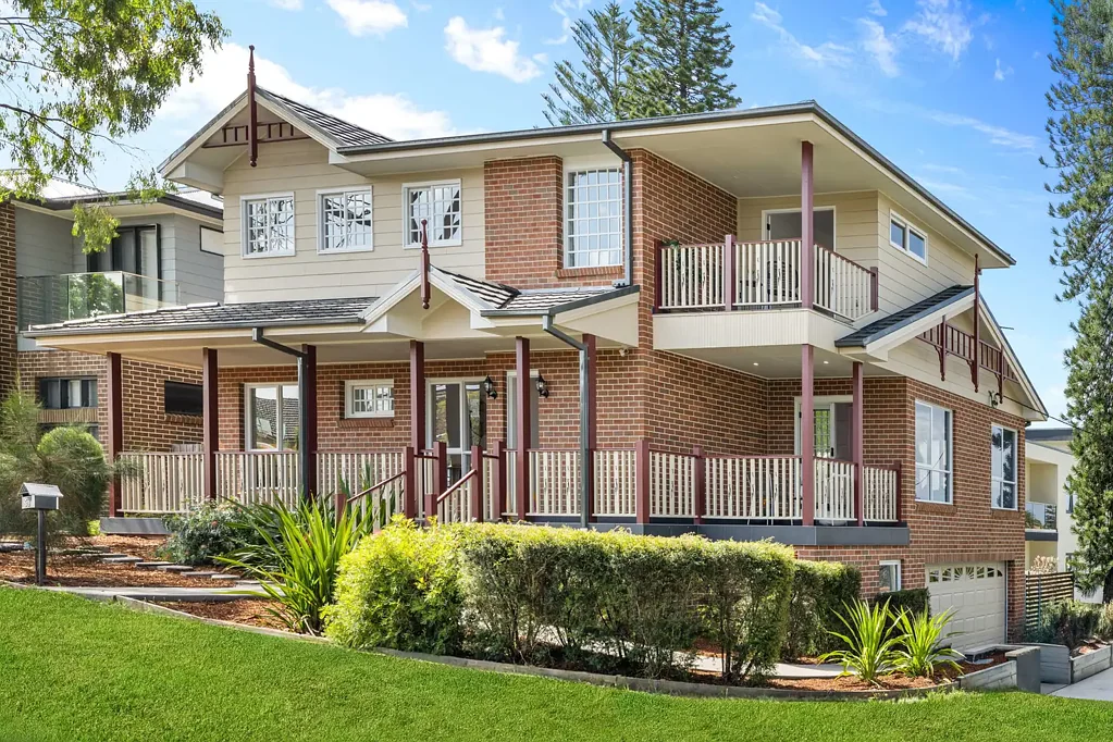 Carlingford 4Phòng ngủ Near new freestanding home with district and city views