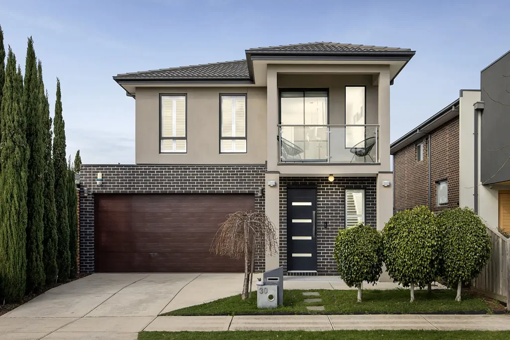 Hillside 4 Bedroom Lakeside Luxury, Elevated Living & Unforgettable Views