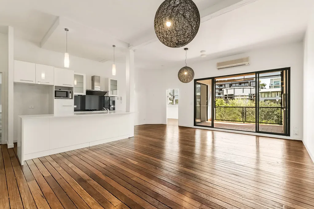 Spacious Woolstore Apartment with Balcony & Pool Views