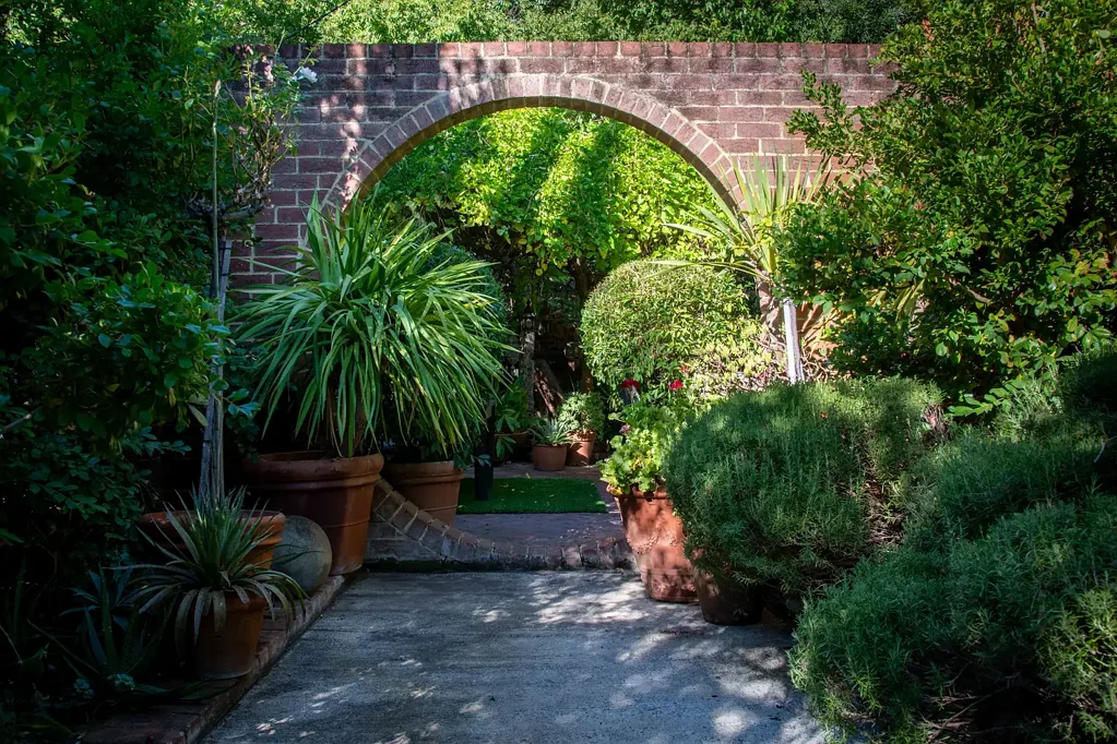 Nedlands 5房  1,252 SQM HIDDEN GARDEN SANCTUARY IN THE HEART OF NEDLANDS MINUTES FROM THE HOSPITAL PRECINCT